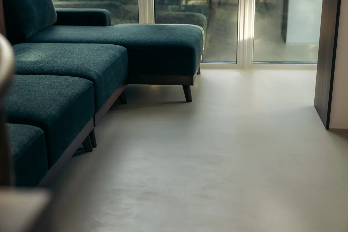 Bezszwowa podłoga mikrocement w mieszkaniu